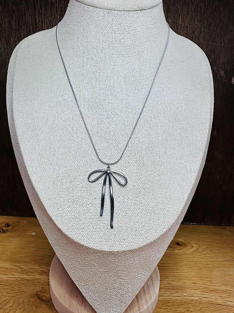 Jojo Solid Bow Necklace