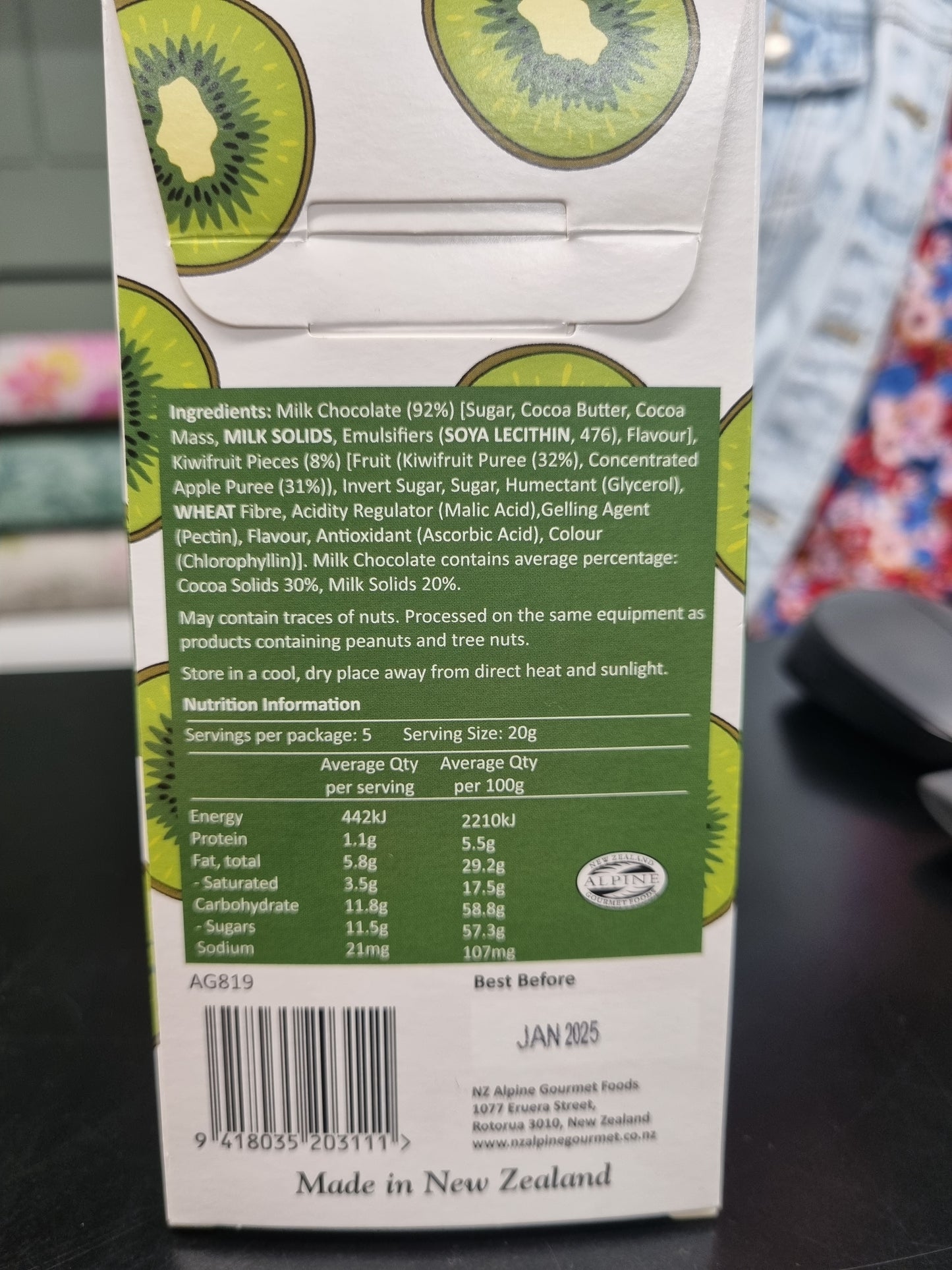Premium Milk Chocolate with Kiwifruit Pieces 100g